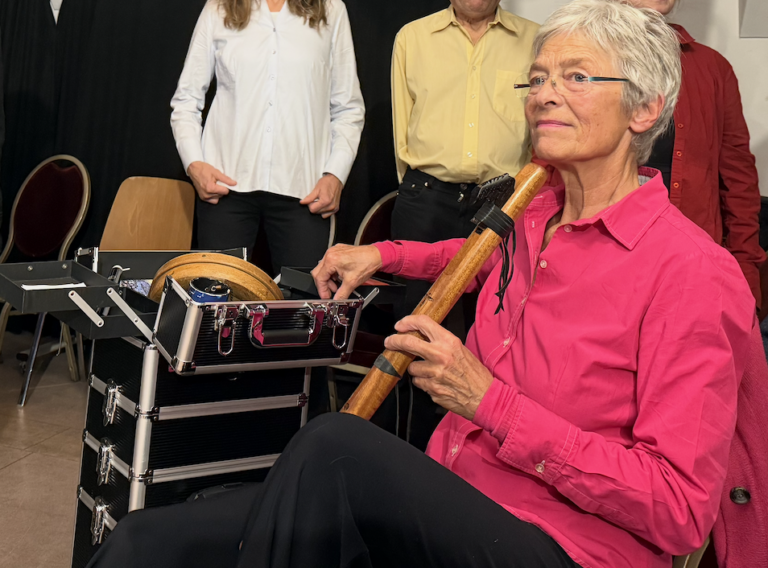 Sibylle Slezak, auf der Bühne und als Musikerin dabei